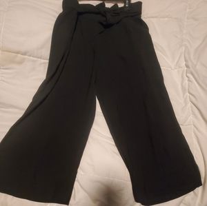 Cute wide leg black capris